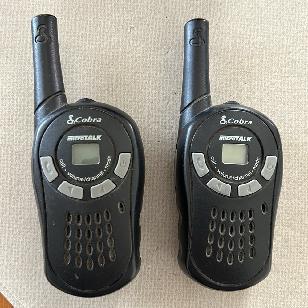 Two Cobra Microtalk CX80 Radios Walkie Talkies Battery Powered
